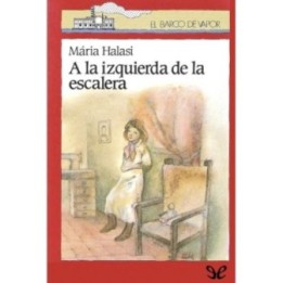 A la izquierda de la escalera