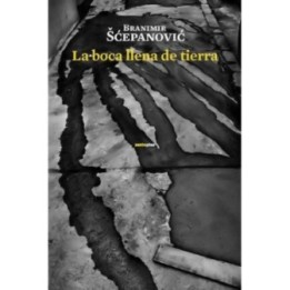 La boca llena de tierra